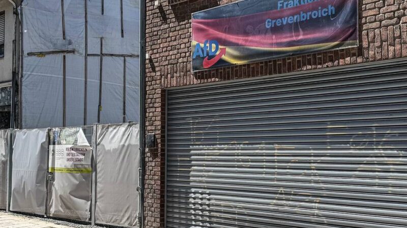 Vorfall in Grevenbroich: AfD-Zentrale mit Parolen und Antifa-Code besprüht