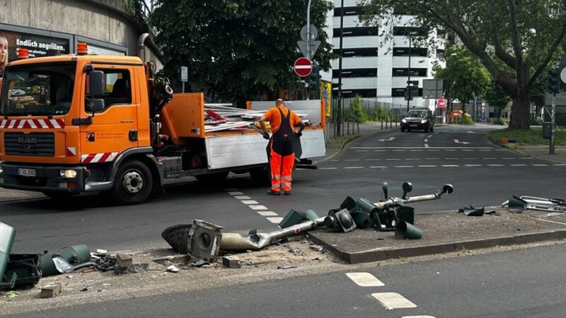 Ursache noch unklar: Unfall in Düsseldorf – Auto reißt Ampel aus dem Boden