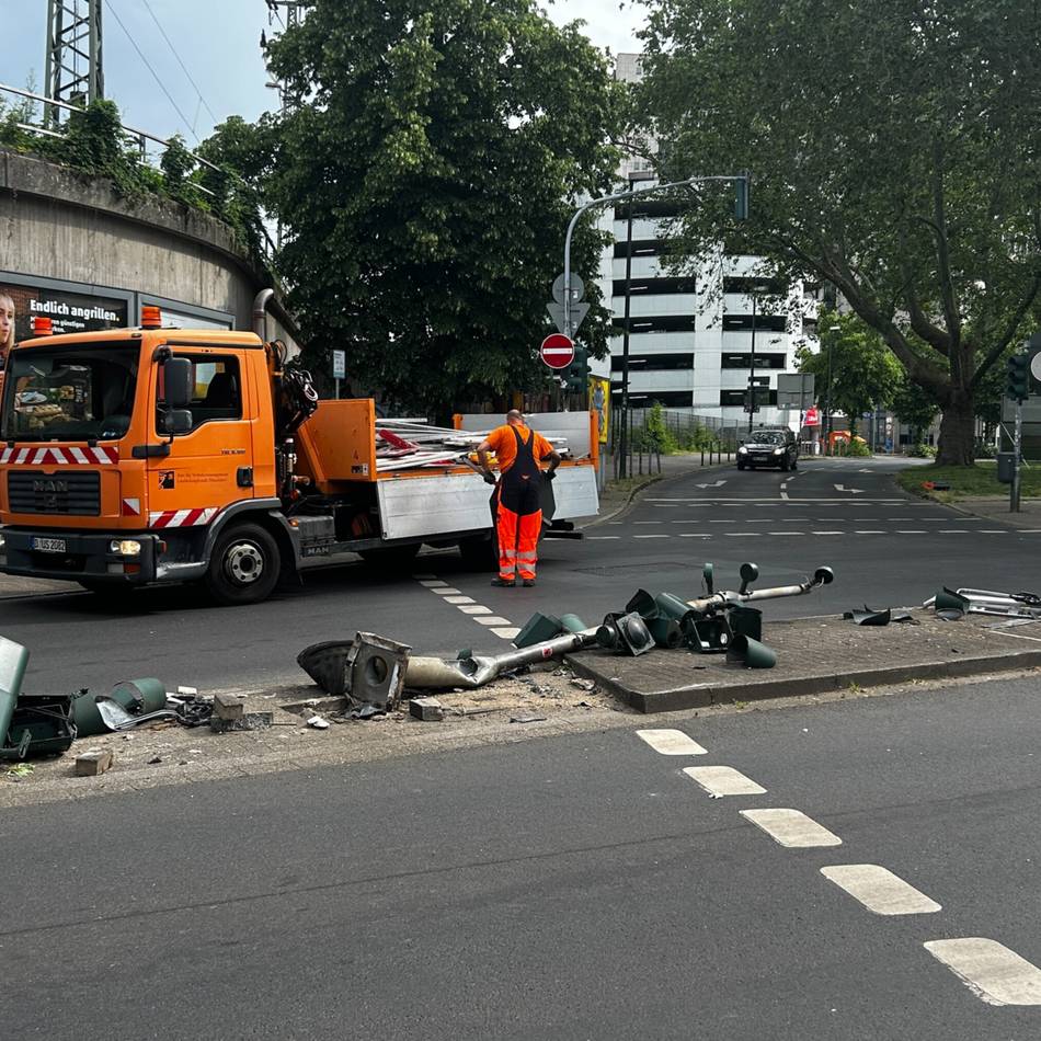 Ursache noch unklar: Unfall in Düsseldorf – Auto reißt Ampel aus dem Boden