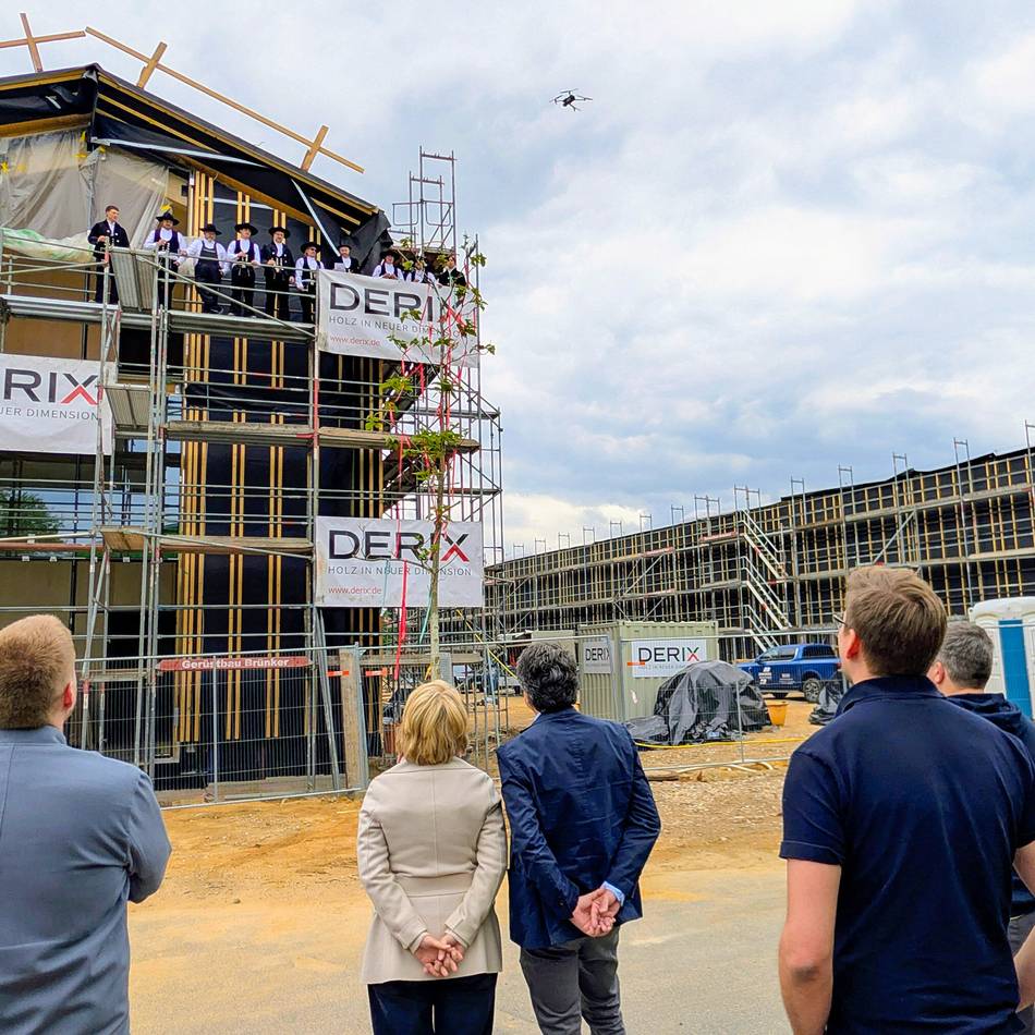 Firma Derix aus Niederkrüchten: Richtfest für neuen Campus-Bau