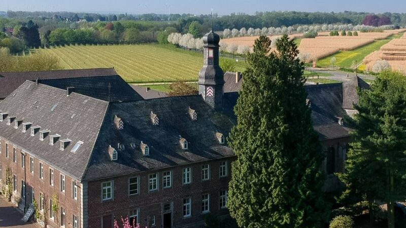 Ausstellung in Jüchen: Kreative können im Nikolauskloster malen und an Workshops teilnehmen
