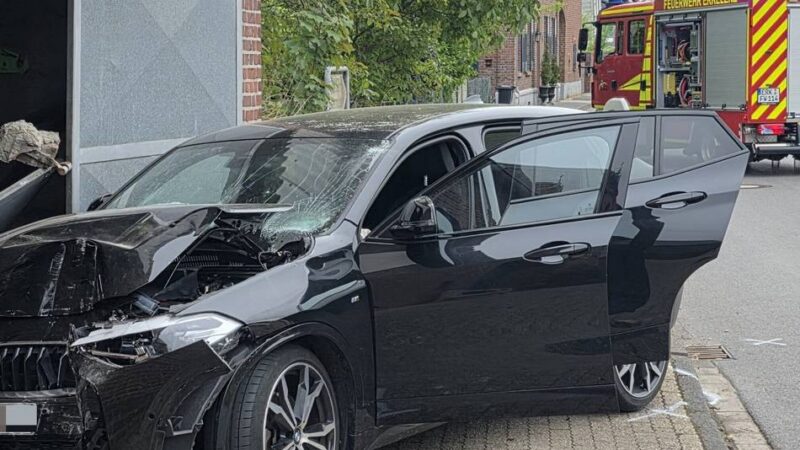 Unfall am Montag: Fahrer kracht in Lövenich in Toreinfahrt