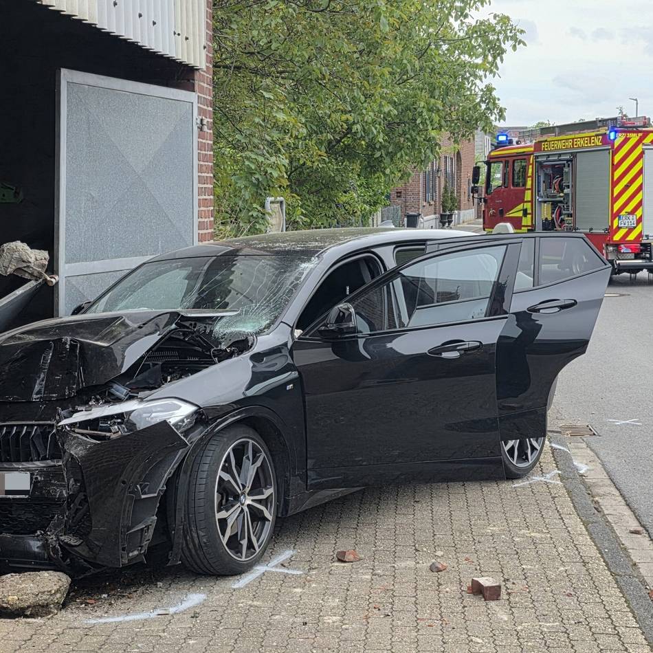 Unfall am Montag: Fahrer kracht in Lövenich in Toreinfahrt