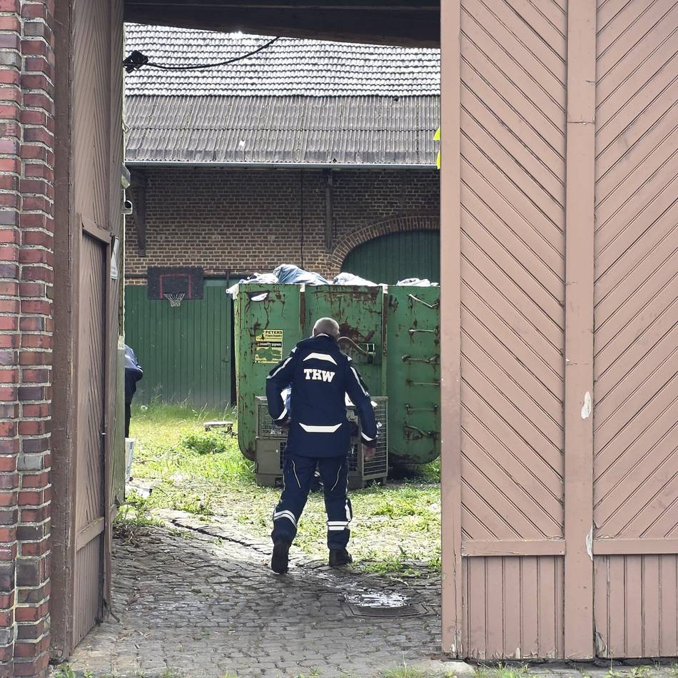 Sieben vorläufige Festnahmen: Polizei hebt Cannabisplantage in Katzem aus