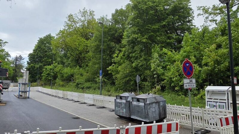 Straßenverkehr in Hückeswagen: Stadt baut Fußweg gegenüber dem Hallenbad – der Sicherheit wegen