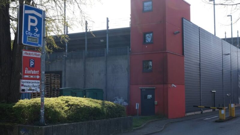 Im Mönchengladbacher Zentrum: Ärger über hohe Hubbel am Parkhaus City-Ost