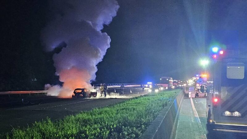 Großeinsatz der Feuerwehr: Auto brennt auf A1 bei Leverkusen vollständig aus
