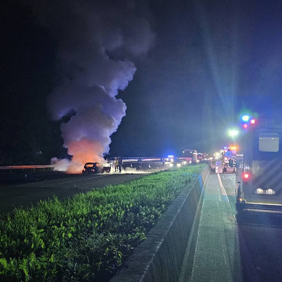 Großeinsatz der Feuerwehr: Auto brennt auf A1 bei Leverkusen vollständig aus