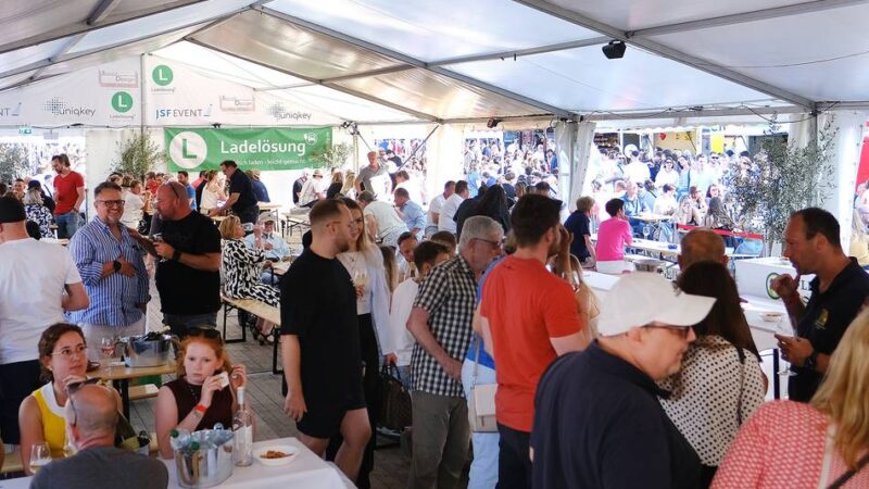 Besonderer Abend: Nach dem Lintorfer Weinmarkt
geht es in die Manege