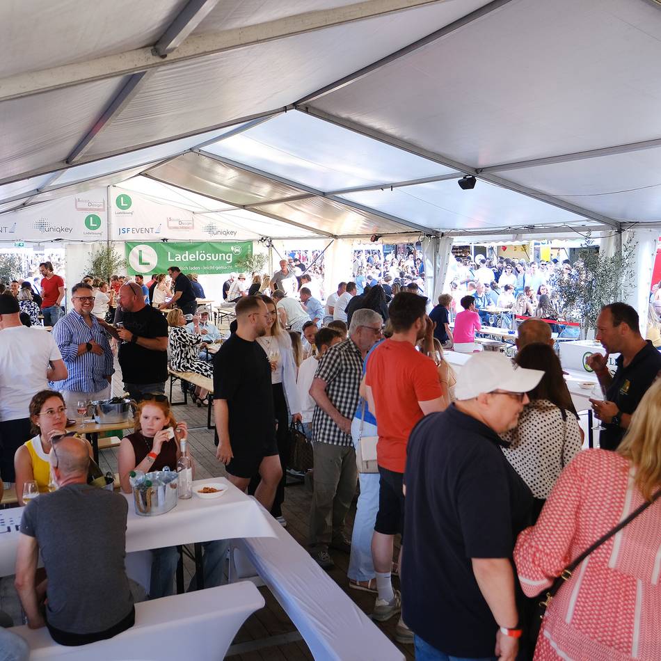 Besonderer Abend: Nach dem Lintorfer Weinmarkt
geht es in die Manege