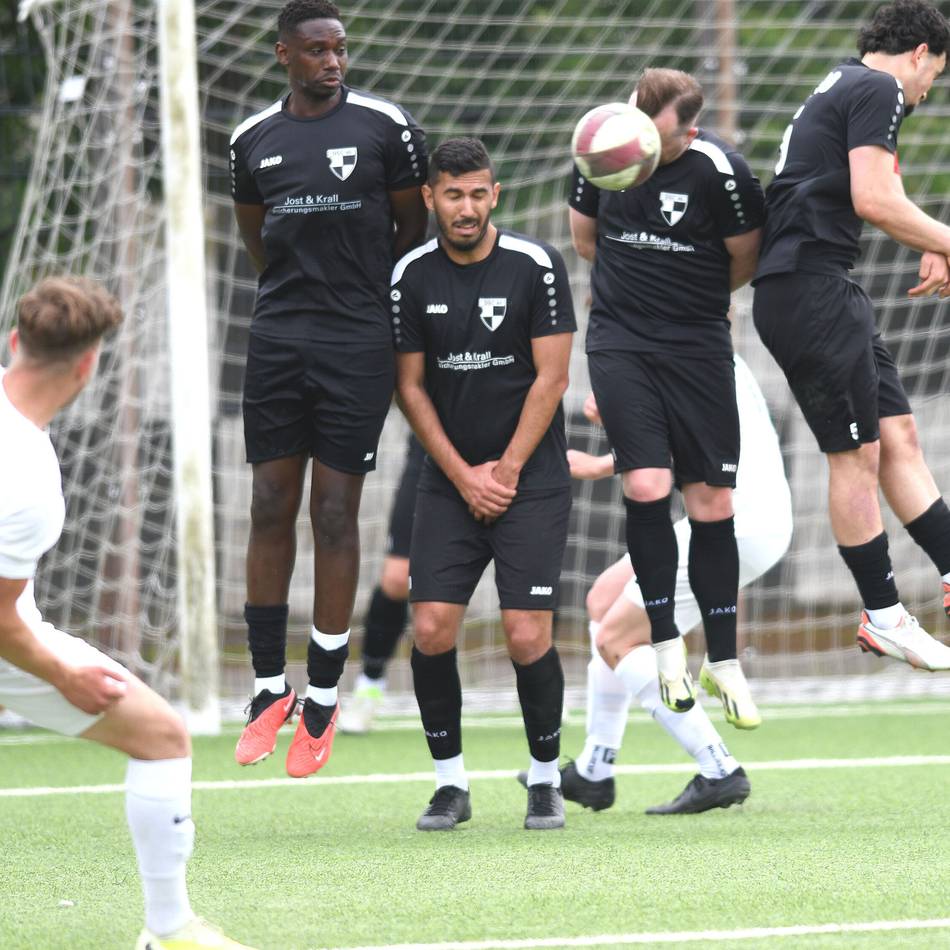 Torwart trifft als Feldspieler: DSC 99 schlägt Lohausen im Derby