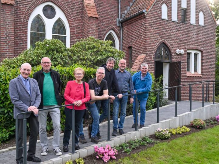 Evangelische Kirche in Anrath: Neue Rampe erleichtert den Besuch des Gotteshauses