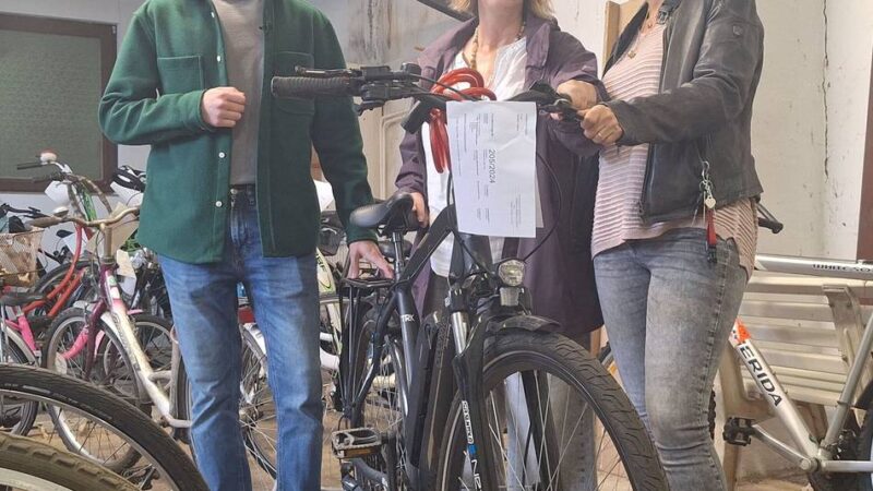 Schnäppchen in Osterath: Von der Angel bis zum Pedelec – Meerbusch versteigert Fundsachen
