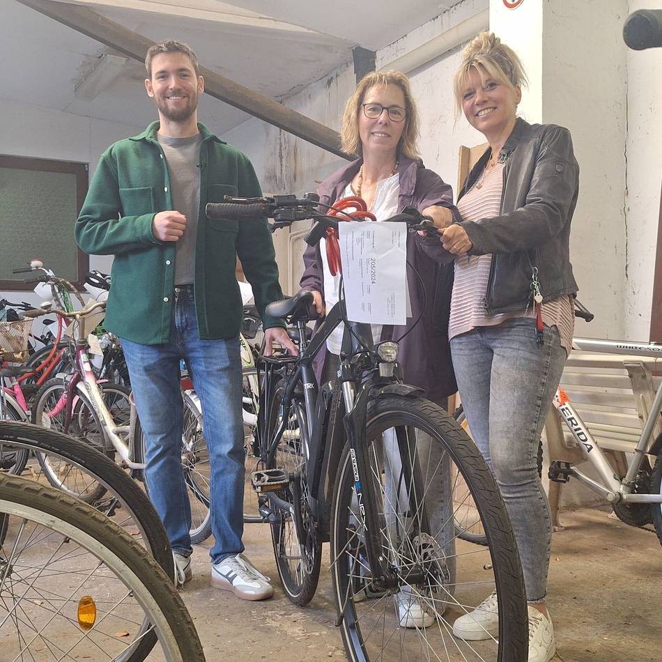 Schnäppchen in Osterath: Von der Angel bis zum Pedelec – Meerbusch versteigert Fundsachen