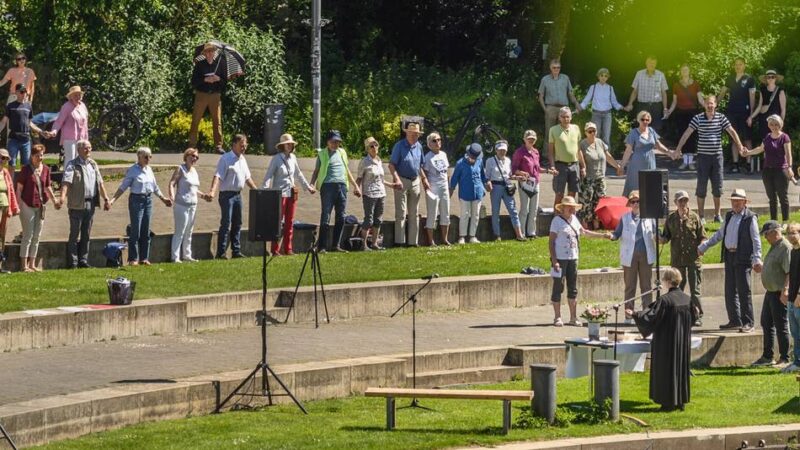 Gottesdienst in Goch: Hundert Gläubige feiern Pfingsten an der Nierswelle