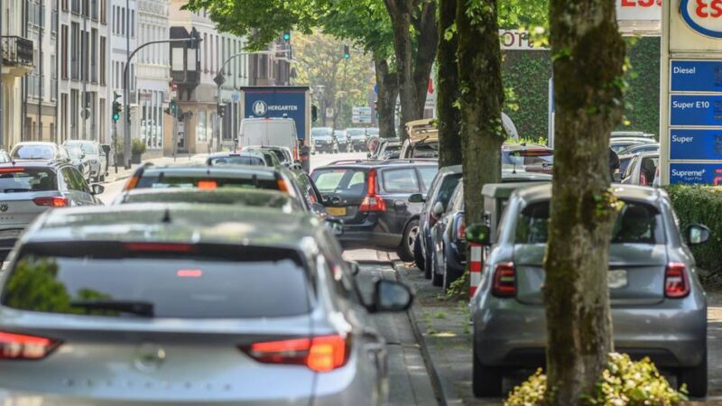 Immer wieder Staus: Irrweg Tankrabatt – die Niederländer freut’s, die Grenzregion leidet