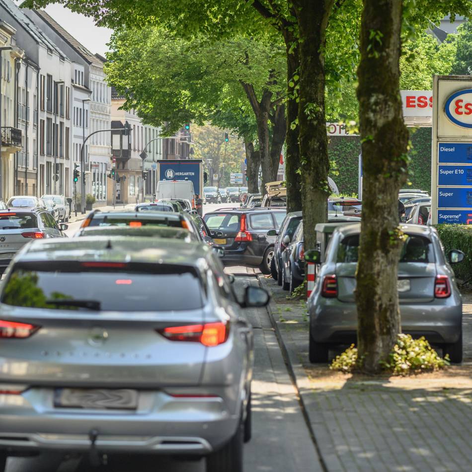 Immer wieder Staus: Irrweg Tankrabatt – die Niederländer freut’s, die Grenzregion leidet