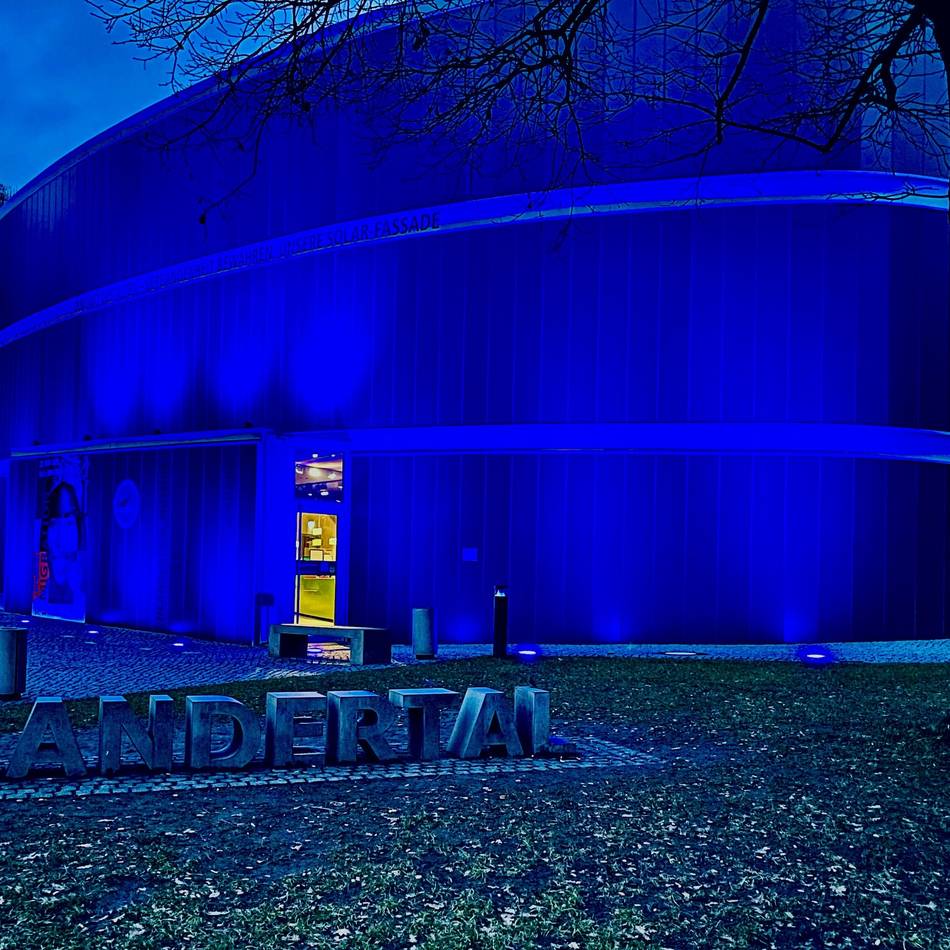 Neanderthal Museum Mettmann: Blaues Licht für eine Krankheit ohne Heilung