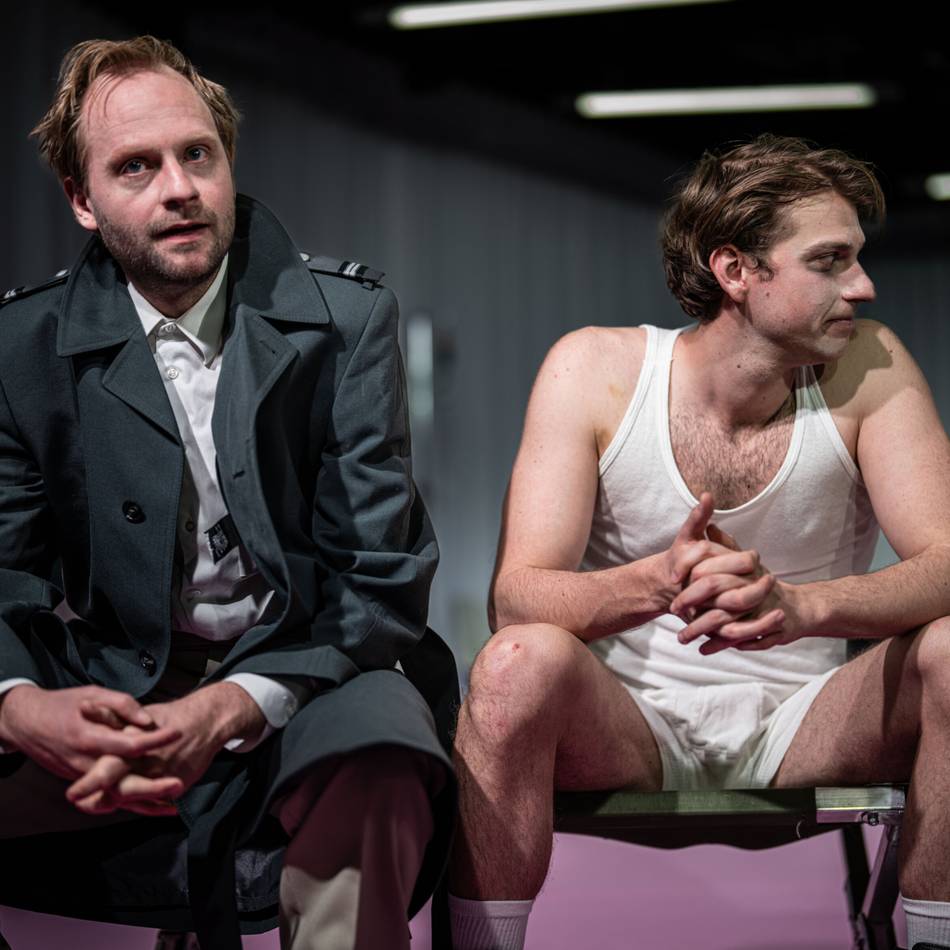 Premiere in Moers: Wenn Zwang auf Freiheit trifft – eine theatrale Diskussion