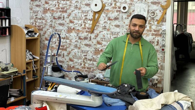 Reparieren statt Wegwerfen: Wie ein junger Syrer eine Näherei in Duisburg am Laufen hält