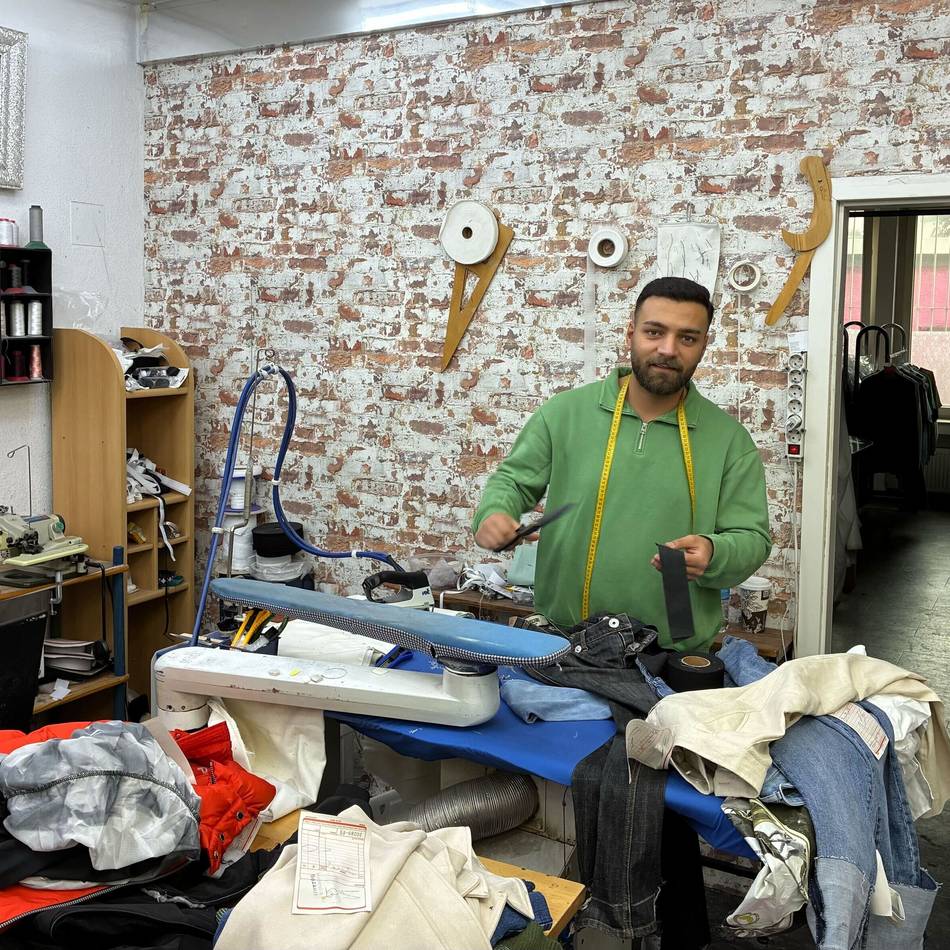 Reparieren statt Wegwerfen: Wie ein junger Syrer eine Näherei in Duisburg am Laufen hält