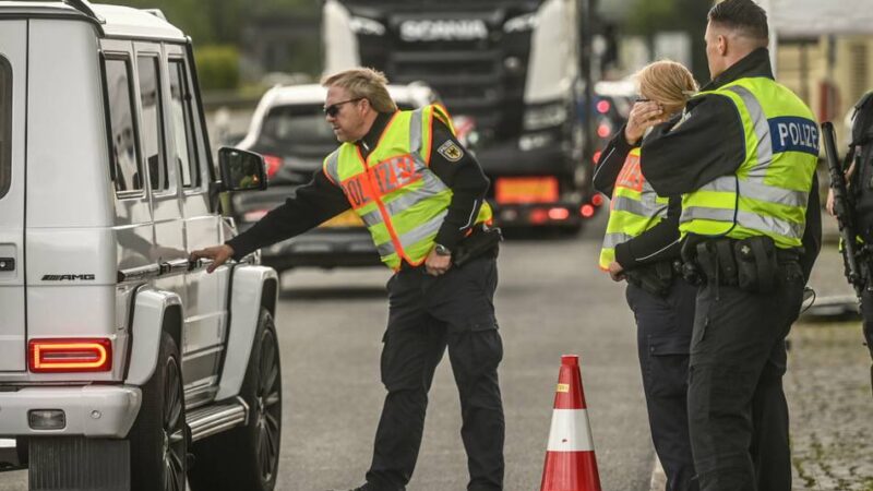 Grenzkontrollen in Emmerich: Per Haftbefehl gesuchter Mann fährt direkt in Polizeikontrolle