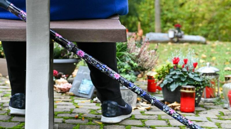 Friedhof in Voerde: 72-Jährige wird am Grab ihres Mannes beraubt