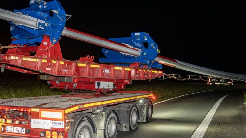 Schwertransport soll nach Veen fahren: Windrad-Flügel steckt im Autobahnkreuz Kamp-Lintfort fest