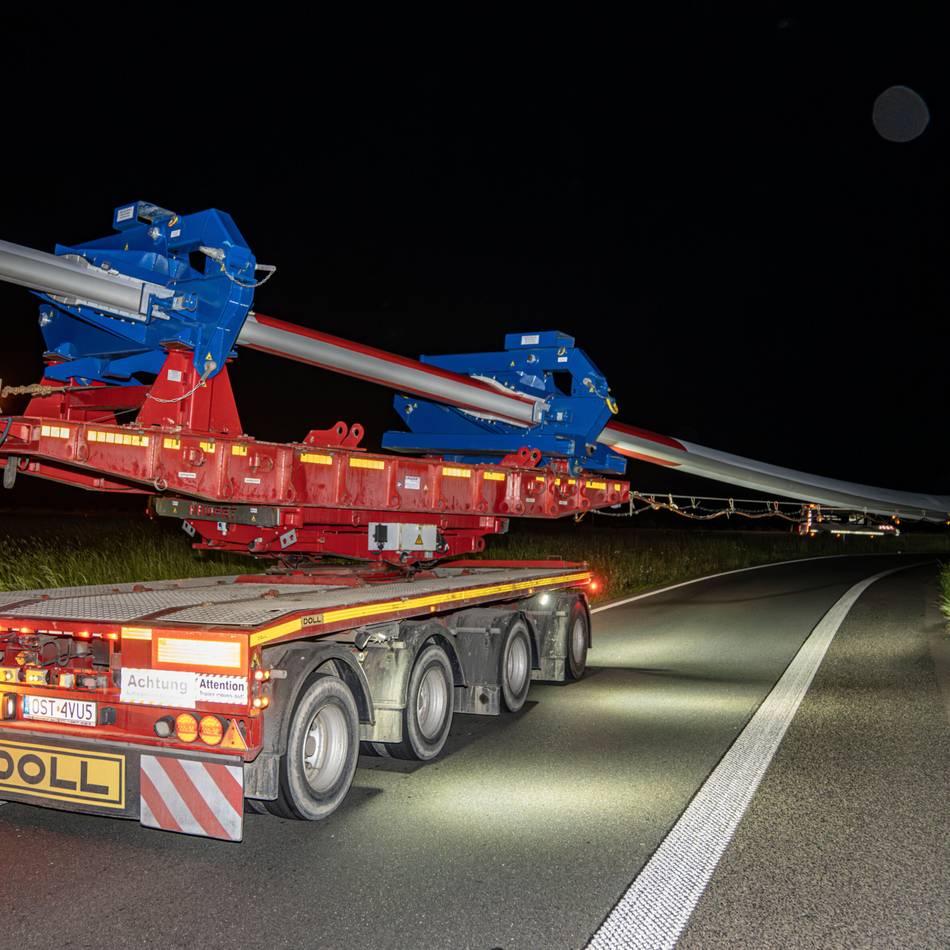 Schwertransport soll nach Veen fahren: Windrad-Flügel steckt im Autobahnkreuz Kamp-Lintfort fest