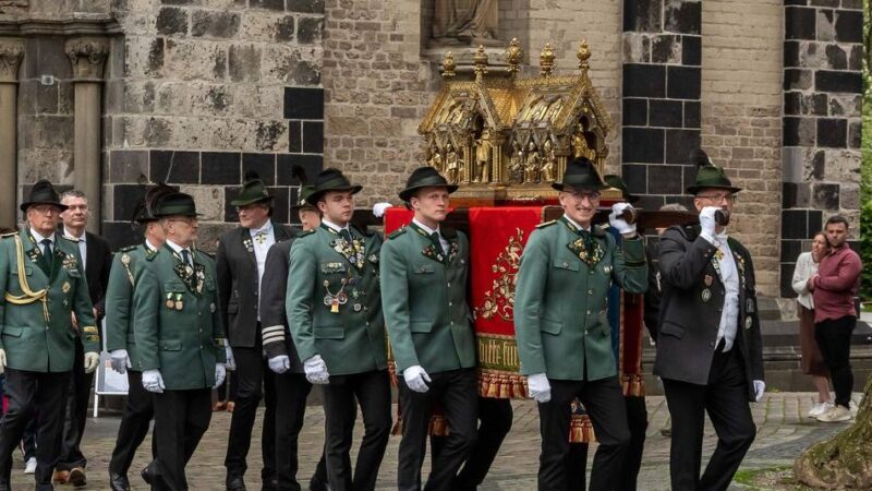 Wallfahrt zum Stadtpatron von Neuss: Neusser feiern Quirinusfest mit Kardinal und Prozession