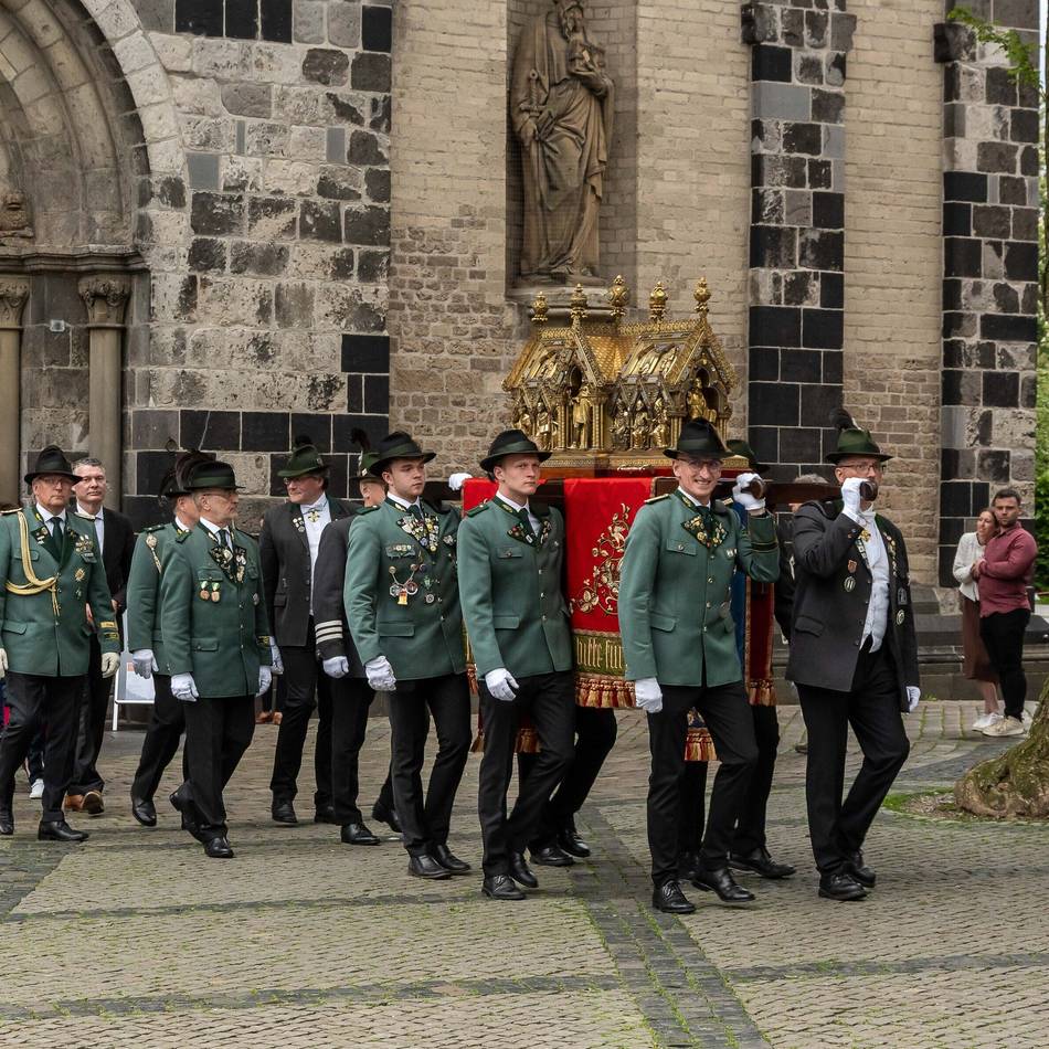 Wallfahrt zum Stadtpatron von Neuss: Neusser feiern Quirinusfest mit Kardinal und Prozession
