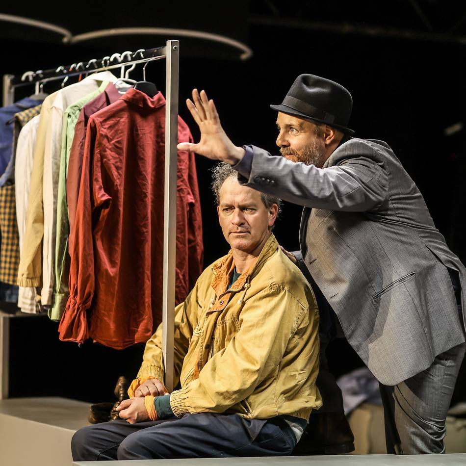 Uraufführung im Neusser Theater am Schlachthof: Menschliche Werte von der Kleiderstange