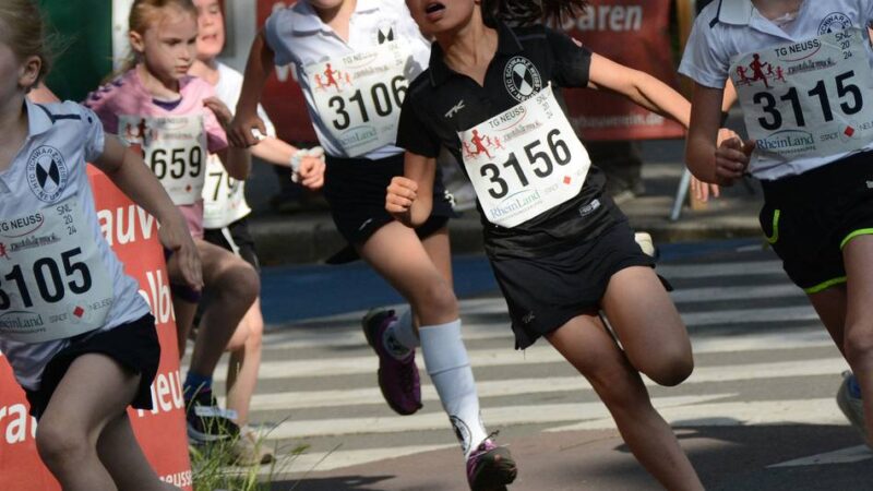 Stream vom Zieleinlauf: Wir zeigen alle Starter beim Neusser Sommernachtslauf im Video