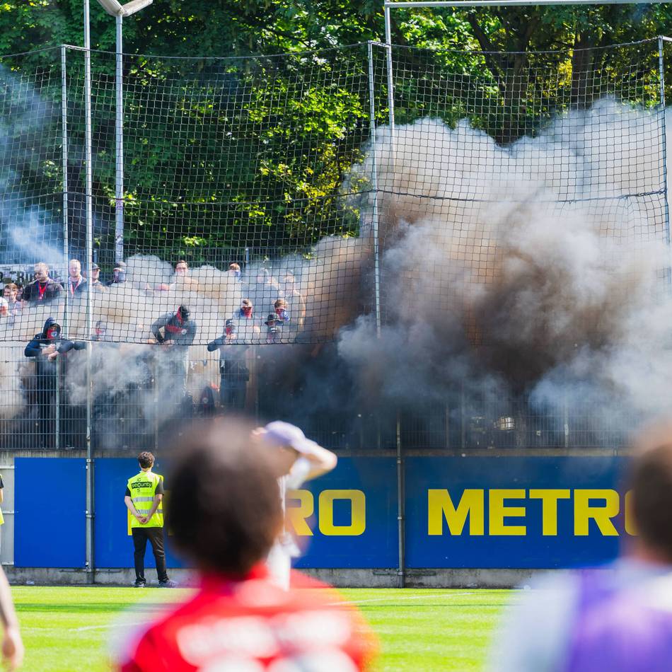 Schwarzer Rauch und explodierende Böller: Stimmung kippt nach Abpfiff – Wuppertal nach 2:2 bei Fortunas U23 so gut wie abgestiegen