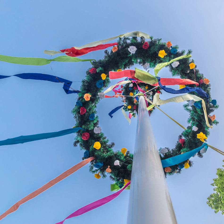 Tanz in den Mai in Neuss-Grefrath: Party im Festzelt – Vorplatz geräumt