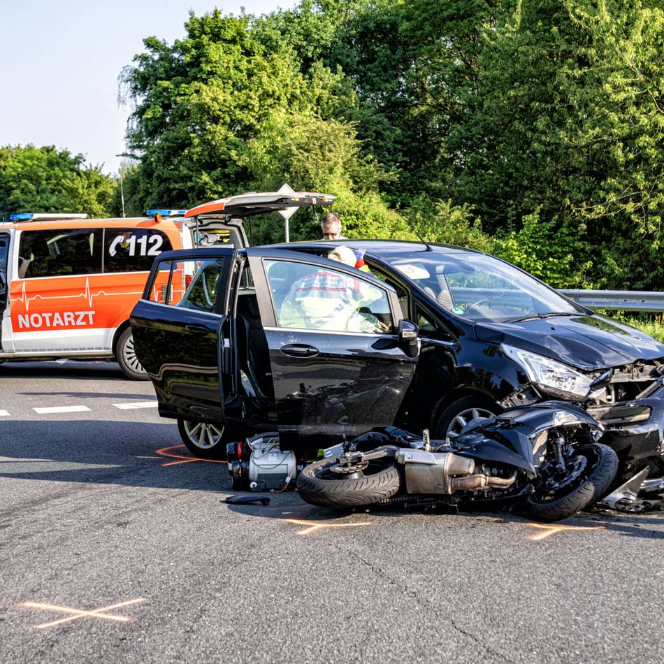 B9 in Geldern: Motorradfahrer prallt in linksabbiegendes Auto und wird schwer verletzt