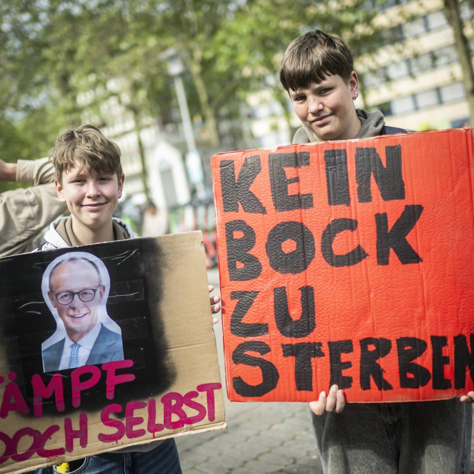 Bundesweite Protestaktion: Düsseldorfer Schüler demonstrieren gegen Wehrpflicht