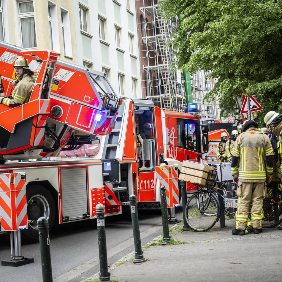 Feuerwehreinsatz in Düsseldorf-Unterbilk: Brand in Ladenlokal – Wohnhaus muss evakuiert werden