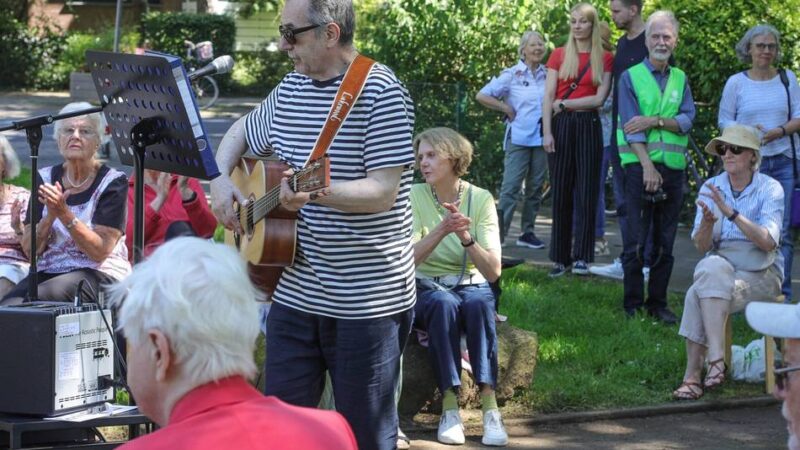 Platz wird zur Blumenwiese: Benrather Initiative feiert blühende Zukunft an der Urdenbacher Allee