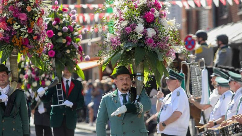 Schützenfest in Meerbusch: Kaiserwetter zur Büdericher Königsparade