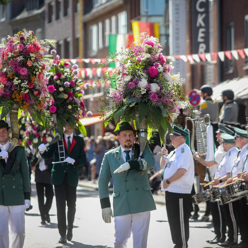 Schützenfest in Meerbusch: Kaiserwetter zur Büdericher Königsparade