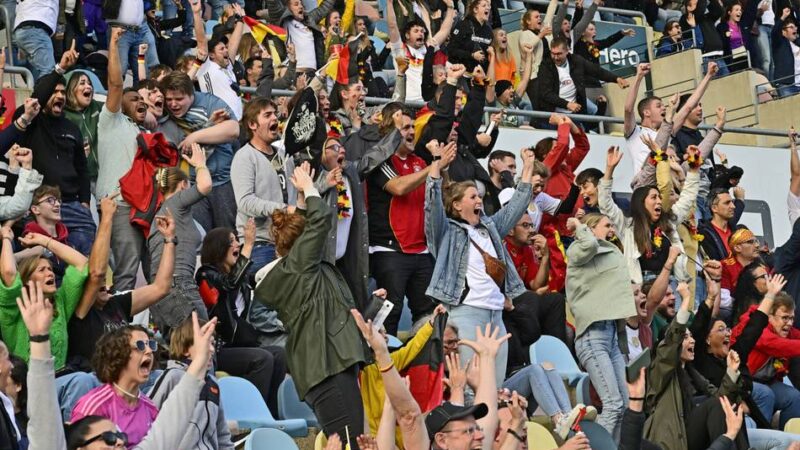 Public Viewing in Mönchengladbach 2026: Acht Orte für WM-Rudelgucken – und welche Regeln gelten