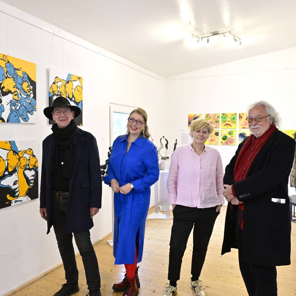 Präsentation im K37: Vier Künstler zeigen Skulpturen aus Treibholz und Bilder mit Leerstellen