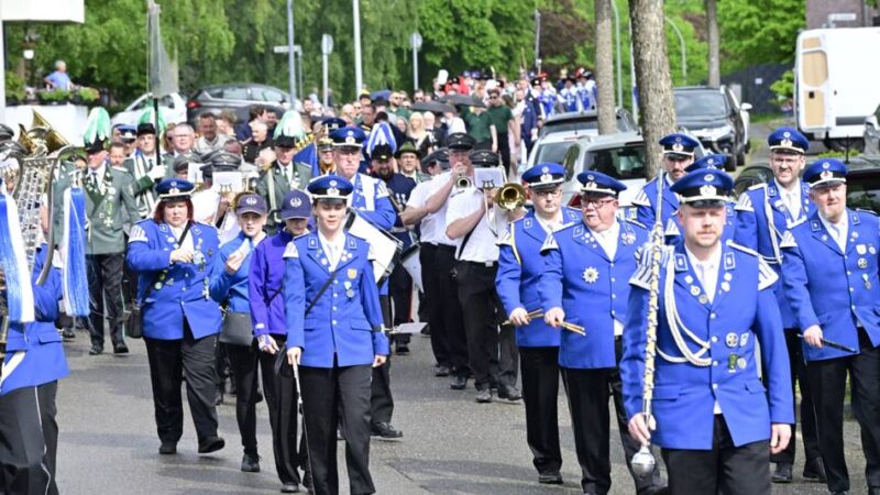 Festzug in Mönchengladbach: Trommler-Corps Hockstein feiert 100-jähriges Bestehen