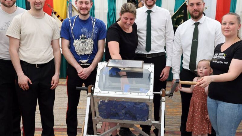 Unges Pengste 2026 in Korschenbroich: Proppenvolles Festzelt beim Familienfrühschoppen mit Tombola und Ständchen