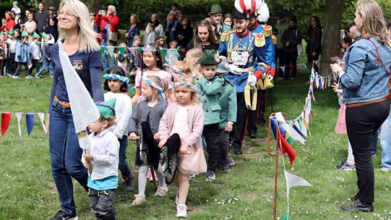 Kinder-Schützenfest in Korschenbroich: Große und kleine Majestäten bei der Parade auf Kita-Gelände