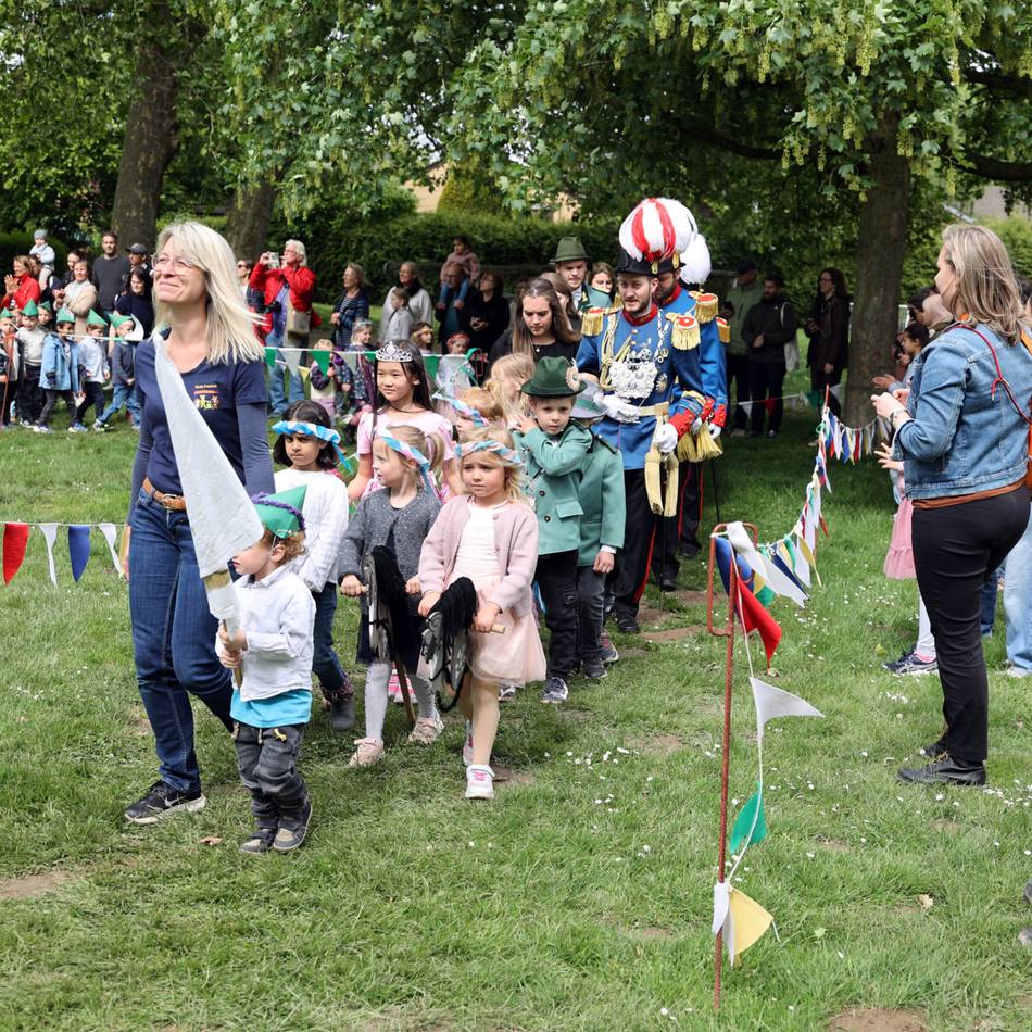 Kinder-Schützenfest in Korschenbroich: Große und kleine Majestäten bei der Parade auf Kita-Gelände