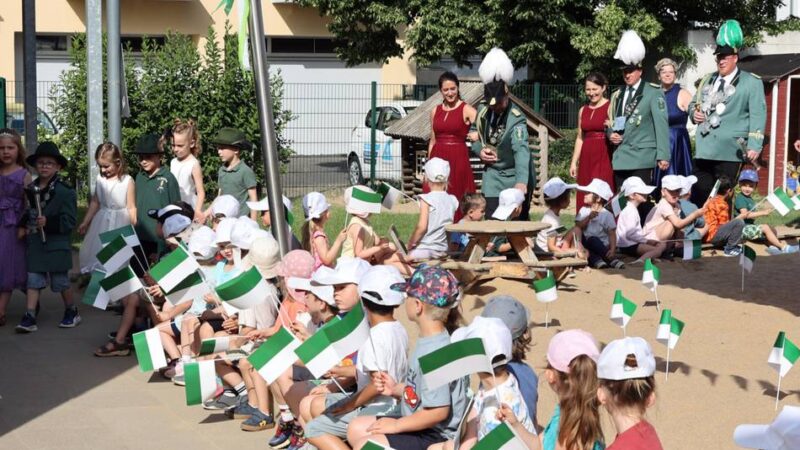 Vor dem Schützenfest Korschenbroich-Kleinenbroich: Kleinenbroicher Königshaus zu Gast bei den Kita-Majestäten