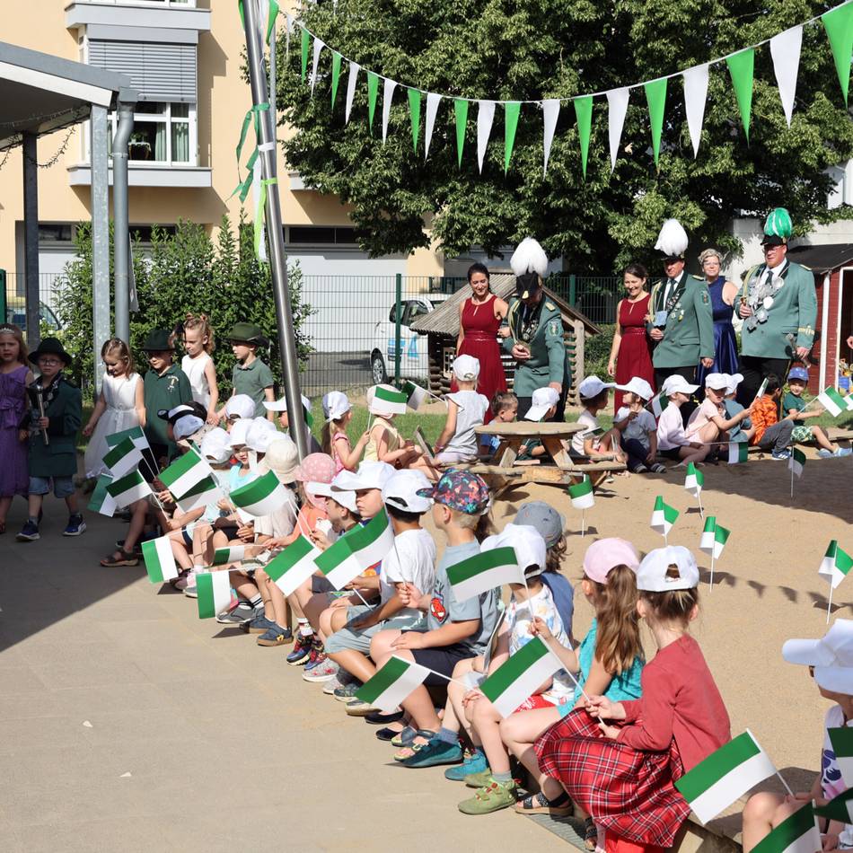 Vor dem Schützenfest Korschenbroich-Kleinenbroich: Kleinenbroicher Königshaus zu Gast bei den Kita-Majestäten