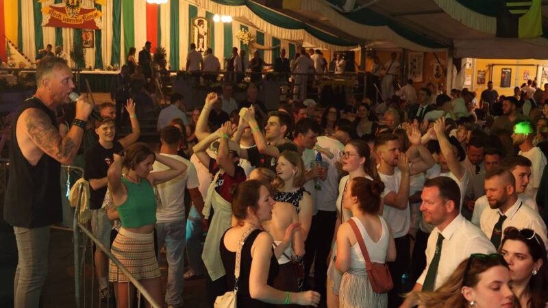 Unges Pengste 2026 in Korschenbroich: Nach dem Ehrentanz ausgelassene Party zum Schützenfestauftakt